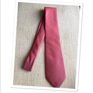 NEW  CKCALVIN KLEIN TIE. 100% SILK IN SALMON ROSE